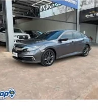 Honda Civic cinza no pátio coberto da loja