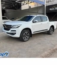 Chevrolet S10 branca no pátio coberto da loja